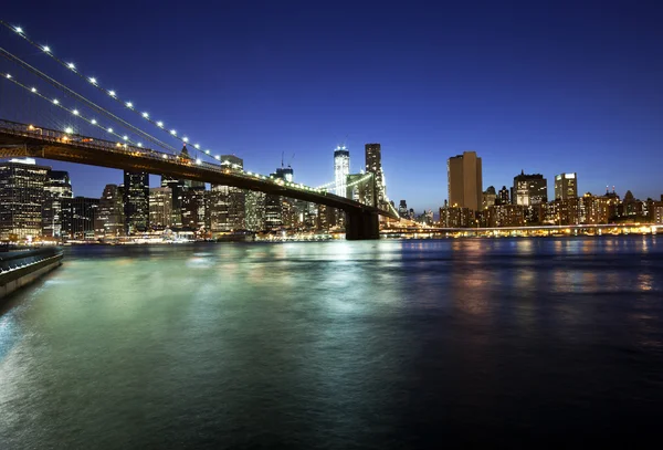 Brooklyn bridge and skyline at night — Stock Photo, Image