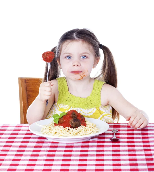Όμορφο κορίτσι τρώει τα ζυμαρικά και κεφτέδες — Φωτογραφία Αρχείου
