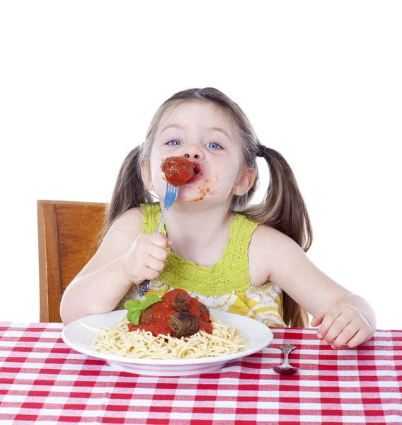 Όμορφο κορίτσι τρώει τα ζυμαρικά και κεφτέδες — Φωτογραφία Αρχείου