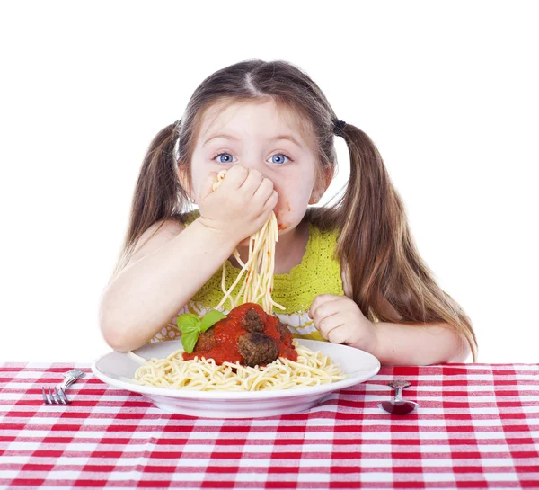 Hermosa chica comiendo pasta y albóndigas con las manos — Foto de Stock