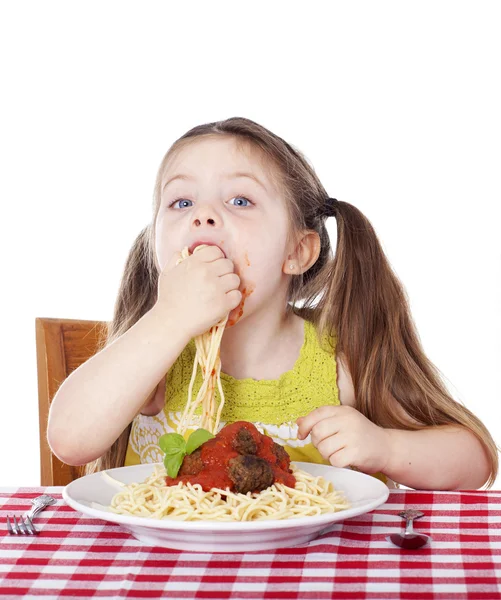 美丽的女孩吃意大利面和肉丸，手 — 图库照片