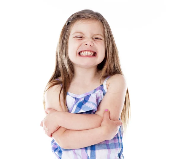 Giovane ragazza con grande sorriso e braccia incrociate su bianco — Foto Stock