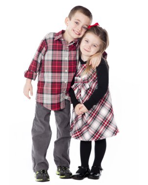 erkek ve kız stüdyoda kucaklayan