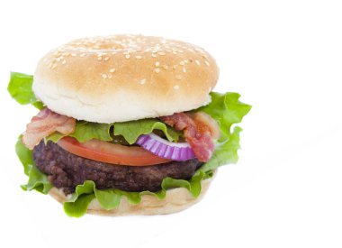 bacon hamburger üzerinde beyaz izole