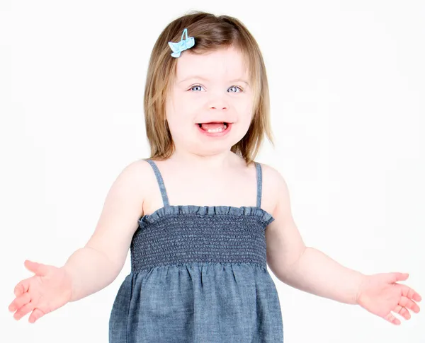 Bambina con le braccia alzate su sfondo bianco — Foto Stock
