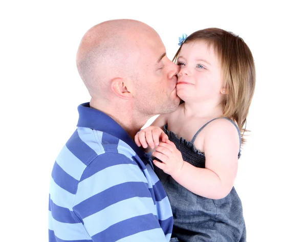 Przystojny ojciec całuje córkę malucha na policzku — Zdjęcie stockowe