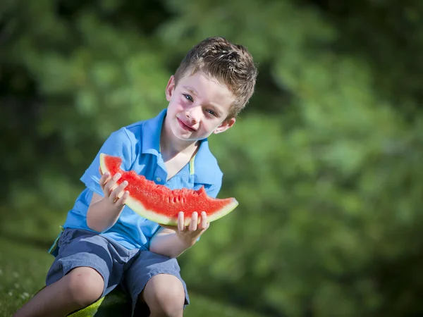 Boy eating melon — Stock Photo, Image