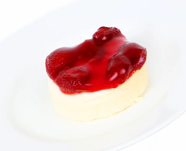 흰색 배경에 접시에 딸기 치즈 케이크 — 스톡 사진