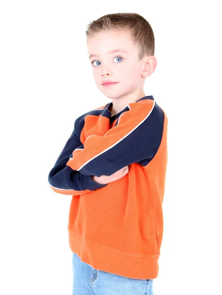 Söt pojke med armarna vikta isolerad på vit — Stockfoto