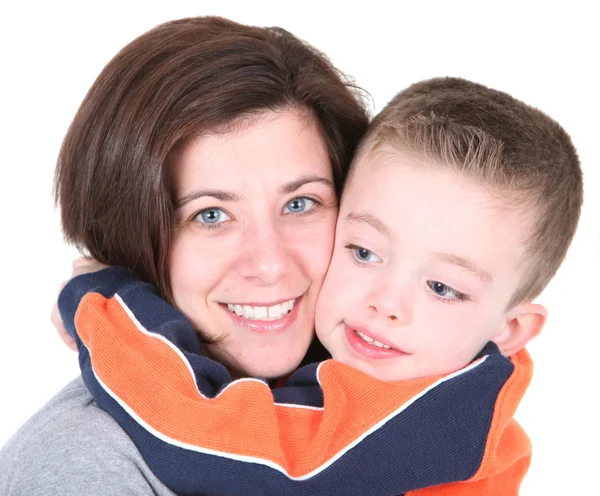 Bella mamma abbracciando carino figlio su bianco — Foto Stock