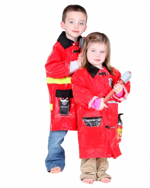 Twee jonge kinderen verkleed als brandweerlieden — Stockfoto