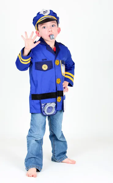 Ung pojke utklädd som en polis — Stockfoto