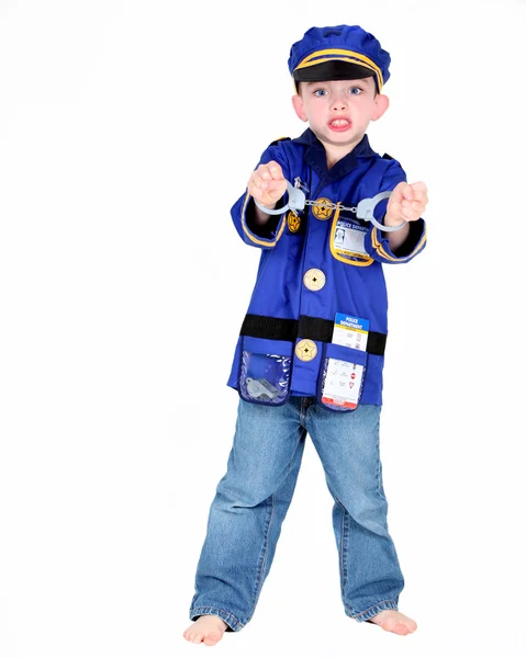 Молодий хлопчик в поліцейському костюмі — стокове фото