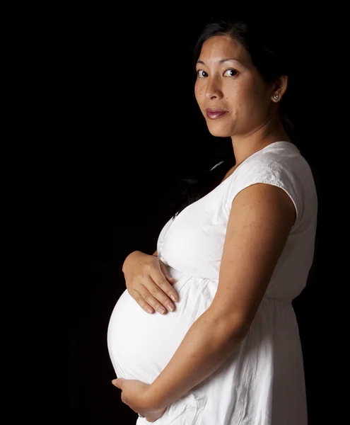 Красивая беременная азиатка — стоковое фото