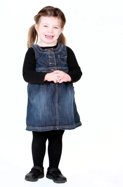 Schattig klein meisje met handen geklemd op wit — Stockfoto