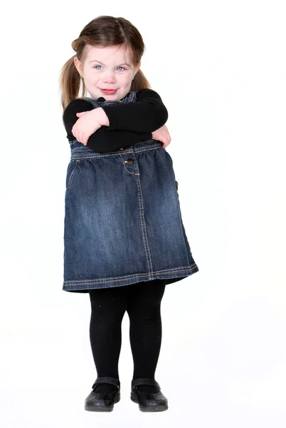 Menina criança atrevida com os braços dobrados — Fotografia de Stock