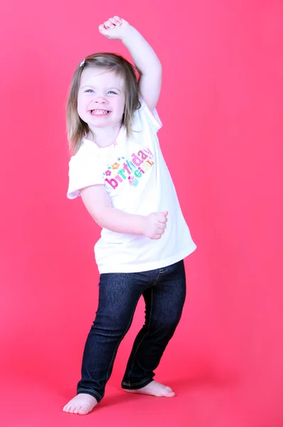 Hübsche Kleinkind Mädchen tanzen — Stockfoto