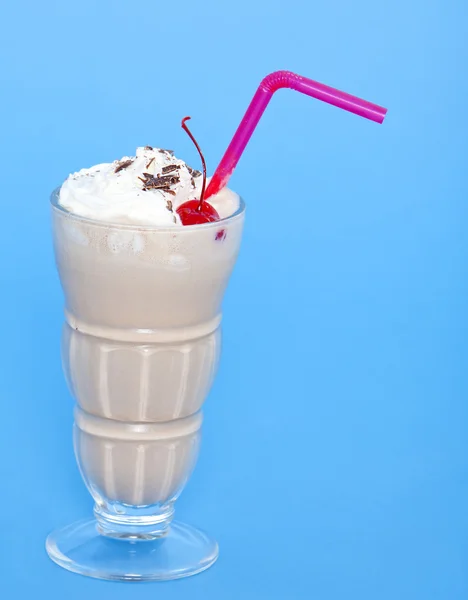 Çikolatalı milkshake ile boşaltmak — Stok fotoğraf