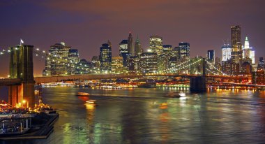 Brooklyn Köprüsü ve nyc skyline gün batımında