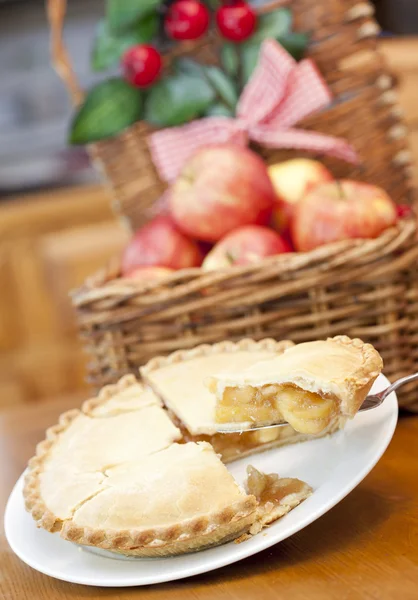 Apple pie on a wooden table — Stock Photo, Image