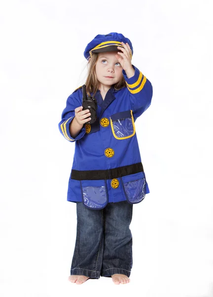 Маленькая девочка в полицейском костюме — стоковое фото
