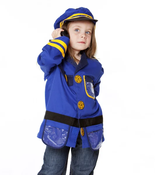 Маленькая девочка в полицейском костюме — стоковое фото