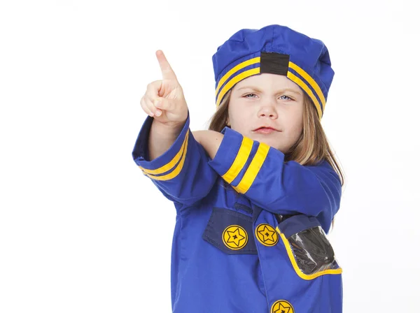 Девушка в полицейском костюме указывает пальцем — стоковое фото