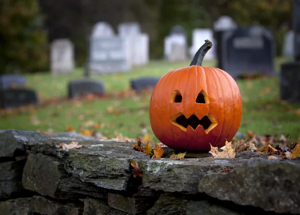 Spooky kabak mezarlık arka plan ile — Stok fotoğraf