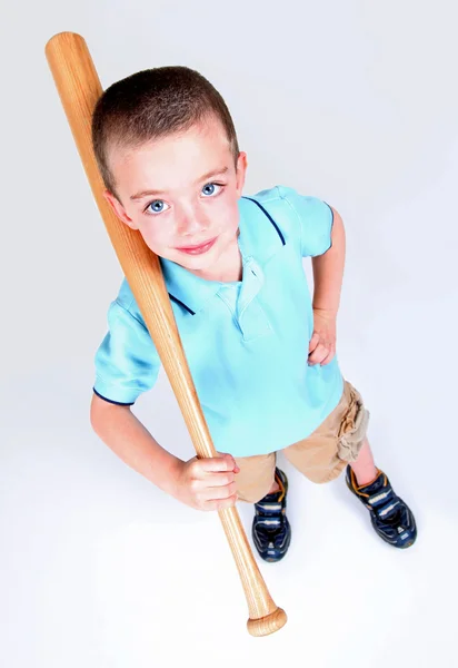 Mladý chlapec s baseballovou pálku s postojem — Stock fotografie