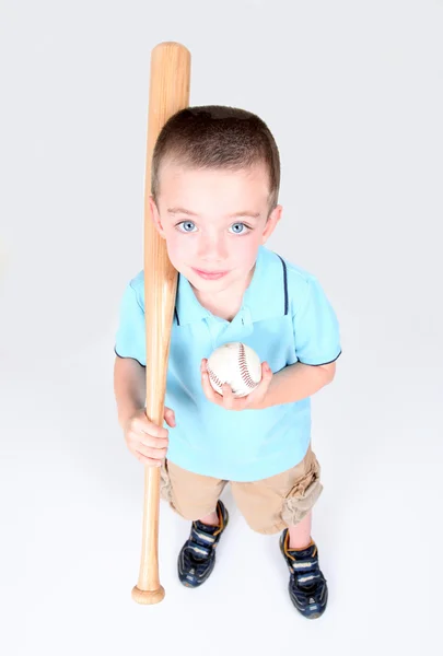 年轻的男孩抱着一根棒球棍和球 — 图库照片