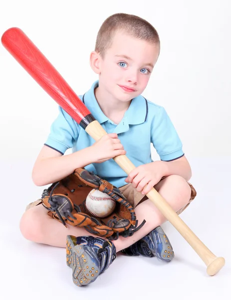Niño sosteniendo un bate de béisbol con pelota y guante —  Fotos de Stock