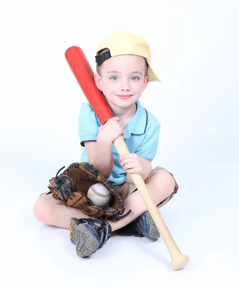年轻的男孩抱着一根棒球棍与球和手套 — 图库照片