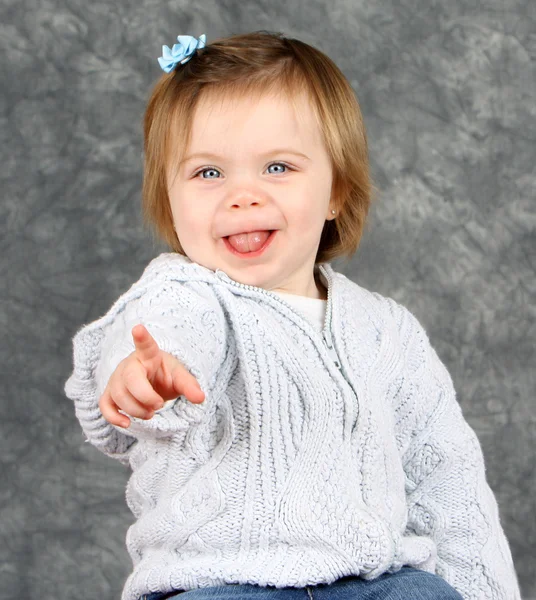 Glad liten flicka pekar — Stockfoto