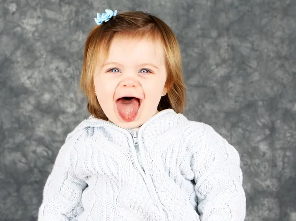 행복 한 유아 소녀 스튜디오 초상화 — 스톡 사진