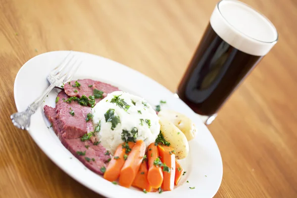Traditional Corned Beef Dinner with Beer — Stock Photo, Image