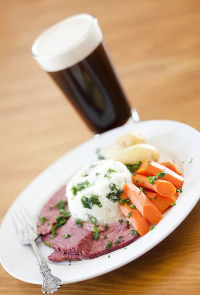 Traditional Corned Beef Dinner with Beer — Stock Photo, Image