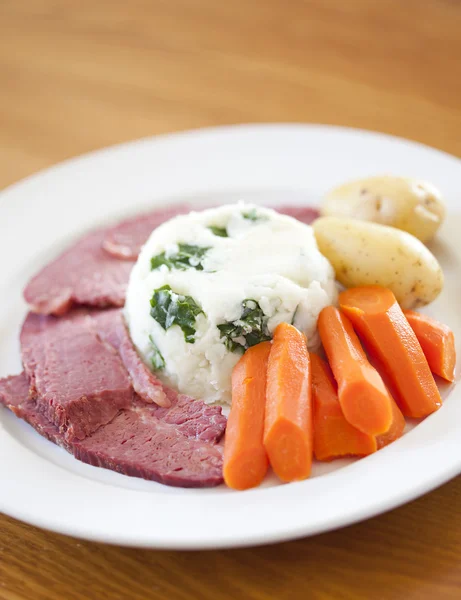 Traditionelles Corned Beef Dinner — Stockfoto