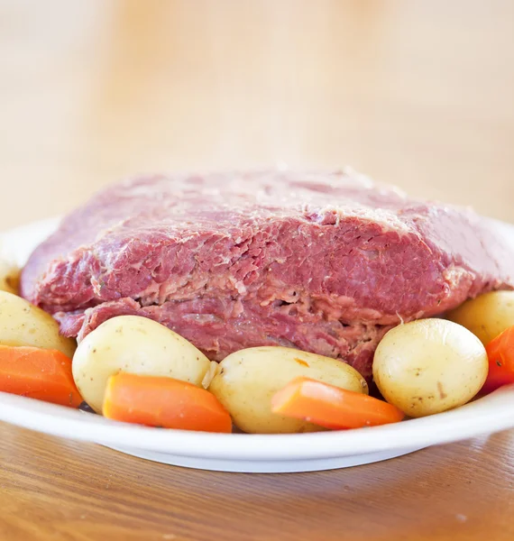 Jantar tradicional de carne enlatada — Fotografia de Stock