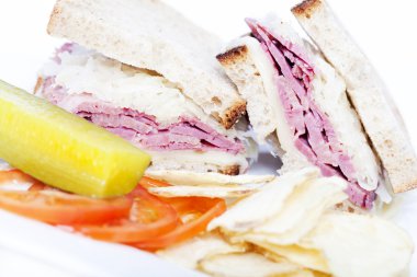 Corned beef reuben sandviçi