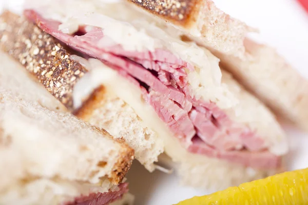 Сэндвич с солониной и рубином — стоковое фото