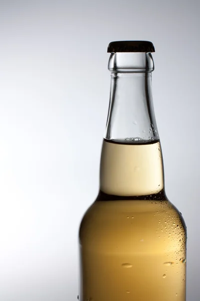 Pescoço de uma garrafa de cerveja nas gotas — Fotografia de Stock