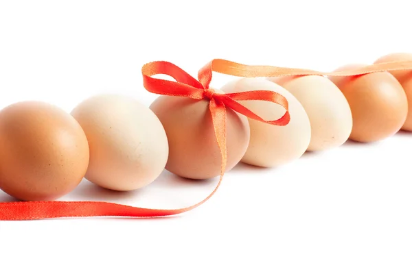 Ряд пасхальных яиц с луком изолированы на белом — стоковое фото