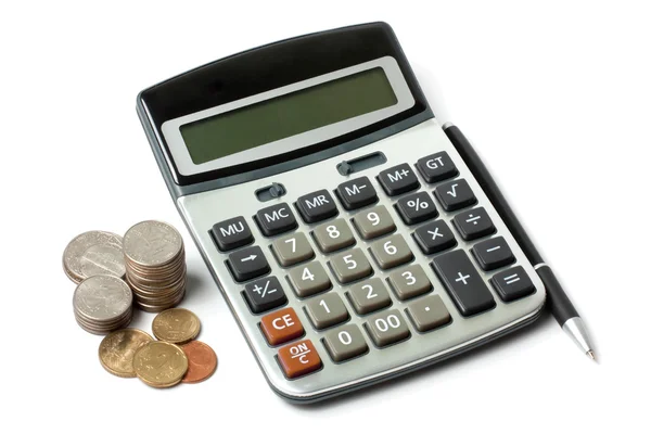 Kalkulator, stos monet i pióra — Zdjęcie stockowe