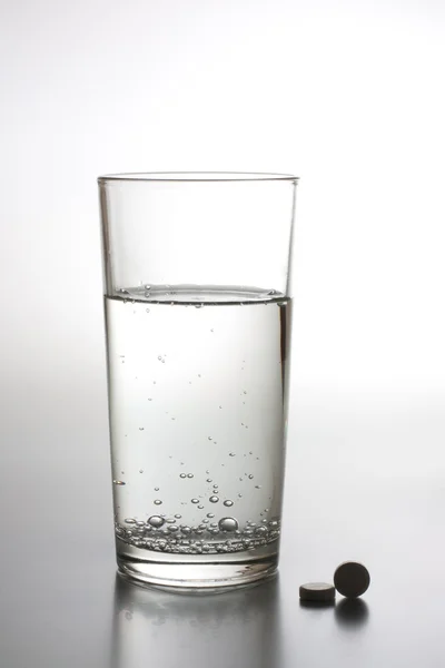 Água e comprimidos — Fotografia de Stock