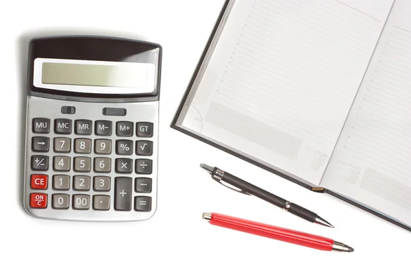 Lápis vermelho, diário aberto, caneta e calculadora isolados em branco — Fotografia de Stock