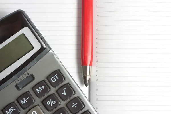 Háttér, egy számológép, a piros tollat és a napló — Stock Fotó