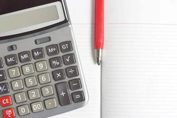 Calculadora, caneta vermelha e diário — Fotografia de Stock