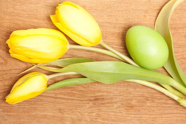 Three tulips and Easter egg — Stock Photo, Image