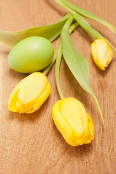 Tulipany i pisanka — Zdjęcie stockowe