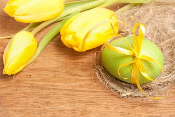 Тюльпаны и пасхальное яйцо — стоковое фото